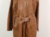 trench en cuir marron avec ceinture, présenté sur un mannequin