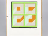 une photo encadrée représentant un motif géométrique orange et vert