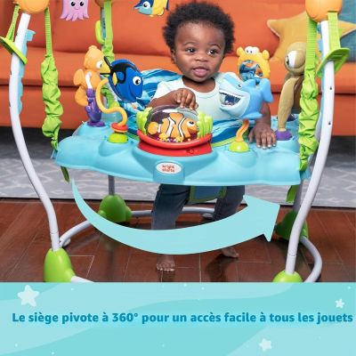 un petit garçon assis dans un trotteur