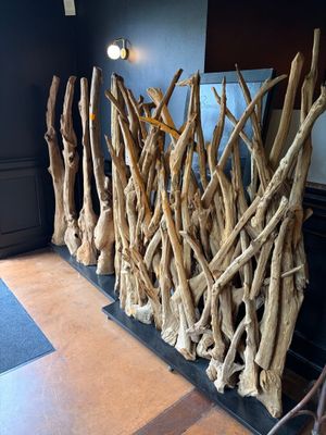 un gros tas de bois flotté près d'une cheminée