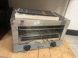 un four grille-pain posé sur une table en bois