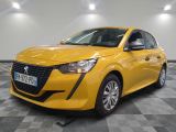 une voiture jaune garée dans un garage au sol en damier