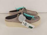 gros plan d'une paire de chaussures sur une surface blanche