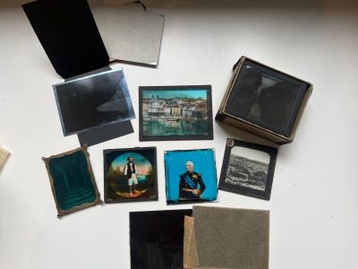 beaucoup de vieilles photos sur la table ensemble