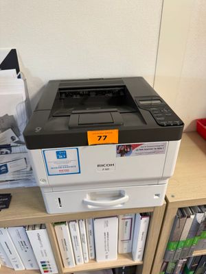 une imprimante posée sur une bibliothèque