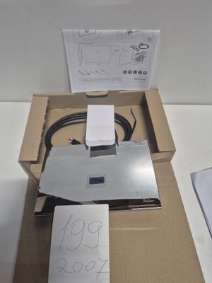 une boîte contenant un ordinateur portable et une souris