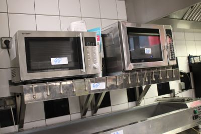 de nombreux micro-ondes qui se trouvent sur l'étagère de la cuisine