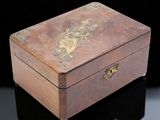 une petite boîte en bois ornée d'un motif représentant un dragon