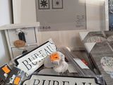 many items that are sitting on a table in a room
