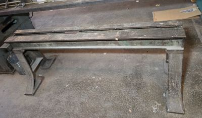 un banc posé au milieu d'une pièce