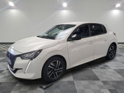 la voiture blanche est garée sur un sol en damier dans le garage