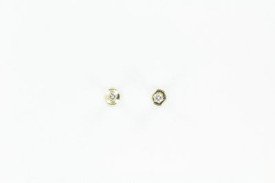 une paire de boucles d'oreilles en diamant sur fond blanc