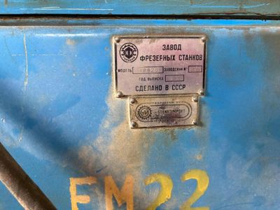 un gros plan d'une machine bleue sur laquelle est collé un autocollant
