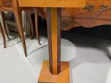 une petite table en bois posée directement sur le sol, avec un piètement en bois