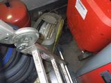 une image représentant une borne d'incendie rouge et un tuyau d'arrosage