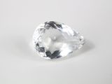 un diamant blanc sur une surface blanche
