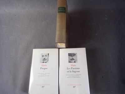 deux livres posés l'un à côté de l'autre sur une table