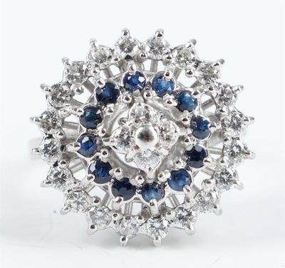 gros plan d'une bague en diamant et saphir sur fond blanc