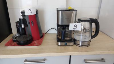 deux cafetières sur le plan de travail de la cuisine