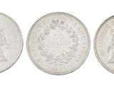 trois types différents de pièces d'argent sur fond blanc