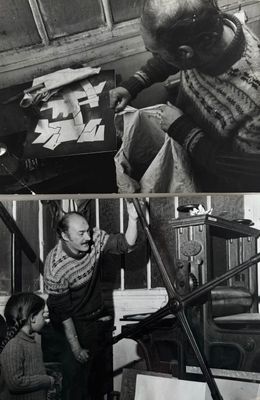 plusieurs photos en noir et blanc d'une femme et d'un enfant dans une pièce