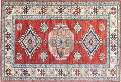 un tapis rouge et bleu au motif ouvragé