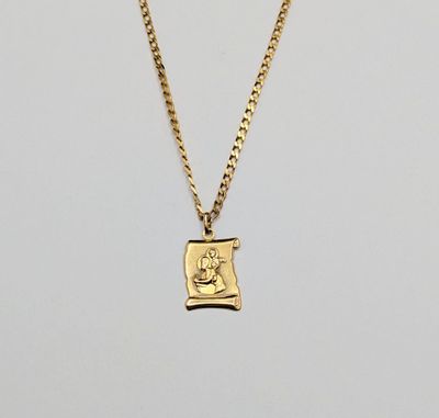 un collier plaqué or orné d'un petit lion