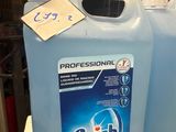deux bouteilles de liquide vaisselle « Finish » posées sur une table