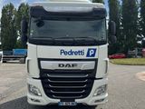 un camion blanc garé dans un parking