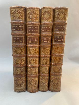 un ensemble de cinq livres anciens reliés en cuir sur fond blanc