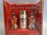 trois flacons de parfum dans une vitrine posée sur une table