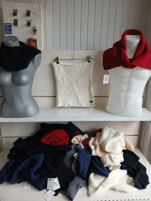 trois mannequins sur une étagère, habillés