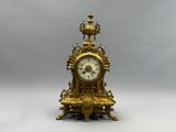 une horloge en or posée sur une table blanche