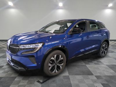 un SUV Kia Kole bleu de 2020 garé sur un sol à damier