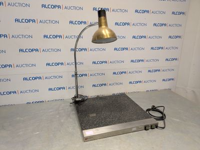 une lampe posée sur une table