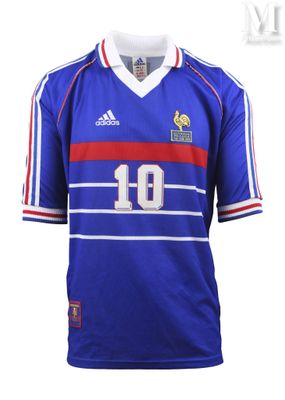 une photo d'un maillot de foot portant le numéro 9