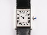 une photo d'une montre argentée avec des chiffres romains, montée sur un bracelet en cuir noir