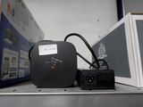 une photo d'un micro-ondes et d'autres appareils électroménagers posés sur une étagère