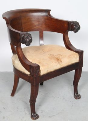 une image représentant une chaise avec un coussin sur l'assise