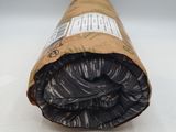 un gros plan sur un rouleau de tissu noir posé sur une surface blanche