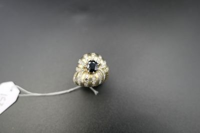 un gros plan d'un objet en forme de fleur auquel est attachée une étiquette