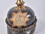 un casque noir et doré orné d'une étoile dorée