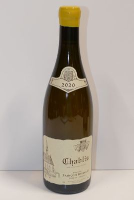 une bouteille de vin posée sur une table
