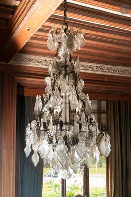 un lustre suspendu au plafond d'une pièce