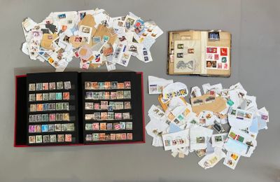beaucoup de timbres posés sur la table, à côté d'un livre
