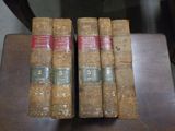 plusieurs vieux livres sont empilés sur une table