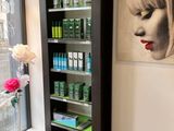 une photo d'un salon de coiffure présentant une sélection de produits