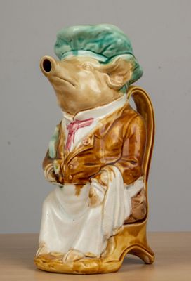 une figurine représentant un ours assis sur une chaise