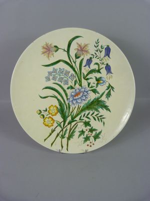 une assiette avec des fleurs posée sur une table
