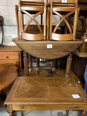 deux chaises en bois et une table dans une pièce